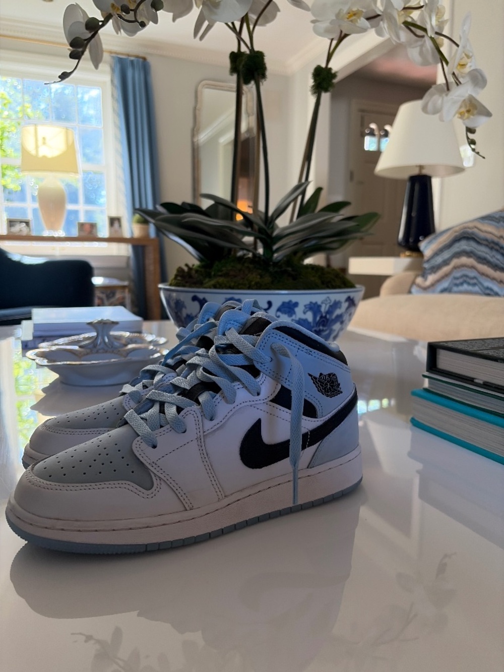 Air Jordan 1 Mid SE “Ice Blue” sneakers